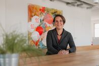 einfach Mensch – Christina Marx, Sprecherin der "Aktion Mensch", ist stolz auf das, was die größte deutsche Soziallotterie in 60 Jahren geleistet hat: "Wir konnten 5,4 Milliarden Fördergeld bereitstellen, die Inklusion von Menschen mit Behinderung in die Gesellschaft voranbringen und ihnen eine Stimme geben".