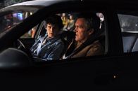 The Middle – Als Mike (Neil Flynn, r.) Axl (Charlie McDermott, l.) bei Schule schwänzen erwischt, schleppt er ihn kurzerhand mit in den Steinbruch ...