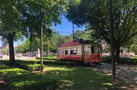 alpha-expedition: Eisenbahn-Romantik – Straßenbahn in Porto im Park Jardim da Cordoaria.