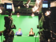 WELT Newsroom – moderator in einer Fernsehkamera im Studio auf Grün