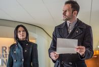 Elementary – Watson (Lucy Liu, l.) und Holmes (Jonny Lee Miller, r.) konfrontieren den Kunsthändler Jacob Weiss mit ihrem Verdacht, er habe in großem Stil Gelder unterschlagen ...