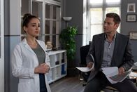 Die Rosenheim-Cops – Pathologin Atay (Sevda Polat, l.) informiert Kommissar Hansen (Igor Jeftić, r.) über die letzten Obduktionsergebnisse des Mordopfers.