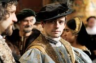 Wolf Hall – Gregory Cromwell (Charlie Rowe, li.) und Wriothesley (Harry Melling, re.) warten gespannt auf Thomas Cromwell, um zu erfahren, wie die Hochzeitsnacht verlaufen ist.