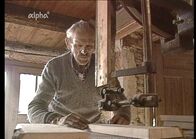 Der Letzte seines Standes? – Der 81-jährige Wagner Friedrich Kaiser aus Niederbayern baut noch einmal ein Rad - sein Letztes, so wie er es vor 65 Jahren bei seinem Meister gelernt hat.