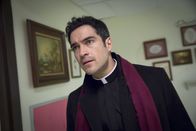 The Exorcist – In erschreckenden Träumen sieht Pater Tomas Ortega (Alfonso Herrera) immer wieder, wie Pater Marcus an einem kleinen Jungen einen Exorzismus vollzieht. Schließlich macht er sich auf die Suche nach dem Mann ...