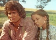 Unsere kleine Farm – Auf einer Geburtstagsfeier lernen sich Laura (Melissa Gilbert, r.) und Olga kennen. Bestürzt über Olgas Behinderung, spricht Laura mit ihrem Vater Charles (Michael Landon, l.) darüber.