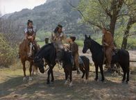 Winnetou und das Halbblut Apanatschi – Winnetou (Pierre Brice, 2.v.l.) und Old Shatterhand (Lex Barker, r.) haben Apanatschi (Uschi Glas, l.) und ihren Bruder Happy (Marinko Cosic, 2.v.r.) aus den Händen der Verbrecherbande befreit.