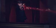 Spellbound – Verzaubert in Paris – Adrian (Cameron James-King), der nicht das ist, als was er erscheint, schaltet Lola und Amy in der Pariser Oper mit einem Zauberstrahl aus.