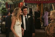 How I Met Your Mother – Da Stellas Schwester drei Tage vor ihrer Hochzeit der Bräutigam abhanden gekommen ist, übernehmen Stella (Sarha Chalke, l.) und Ted (Josh Radnor, M.) kurzfristig den Termin. Ob das eine gute Idee war?