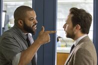 Fist Fight – Fist Fight Konfrontation: Ice Cube als Strickland, Charlie Day als Andy Campbell. Copyright: SRF/Warner Bros.
