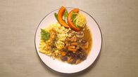 Land & lecker – Bei Laura Alena Schmid, Unterböhringen, Schwäbische Alb. Hauptspeise: Boeuf Cidre vom Galloway Rind aus dem Unterböhringer Holzbackofen mit schwäbischen Spätzle und buntem Herbstgemüse.