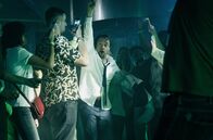 Tatort – Unter dem Jubel der Studenten wird der sichtlich alkoholisierte Prof. Karl-Friedrich Boerne (Jan Josef Liefers) zum Party Animal.