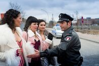 Notruf Hafenkante – Die Prostituierten wollen Tarik (Serhat Cokgezen, r.) nichts zum Tathergang sagen. Sie haben Angst vor den Rockern der "Wheel Devils".