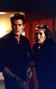 Charmed - Zauberhafte Hexen – Andy (T. W. King, l.) versucht, Phoebe (Alyssa Milano, r.) zu beschützen ...
