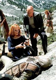 Star Trek - Der Aufstand – Auf der Flucht haben Captain Picard (Patrick Stewart) und Dr. Beverly Crusher (Gates McFadden) Gelegenheit einen ihrer Angreifer der Son'a genauer zu untersuchen und sie machen eine furchtbare Entdeckung.