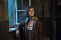 Babylon Berlin – Charlotte Ritter (Liv Lisa Fries) kommt am frühen Morgen nach Hause.