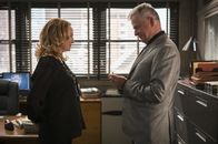 Elementary – Captain Gregsons (Aidan Quinn, r.) Freundin Paige (Virginia Madsen, l.) hütet ein Geheimnis, von dem er auf keinen Fall erfahren darf ...