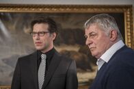 Der letzte Bulle – Als ihr Verwaltungschef ermordet aufgefunden wird, geraten Wurstfabrikant Kurt Heinziger (Heinz Hoenig, l.) und sein Vize-Chef Thilo von Straten (Johannes Brandrup, r.) ins Visier der Ermittlungen ...