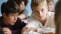 Close – Rémi (Gustav De Waele, links) und Léo (Eden Dambrine) verbindet eine ungewöhnlich innige Freundschaft, die von den Mitschülern verspottet wird.