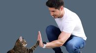Einstein – Moderator Tobias Müller beim Trainieren mit einer Katze