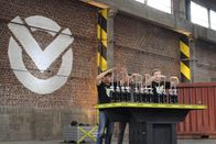 Checkpoint – 3, 2, 1 ... gleich wird's klebrig. Cem, Tommy Scheel und Kenneth bereiten den Start des Cola-Minz-Bonbon Experimentes vor.