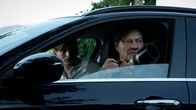 Im Netz der Camorra – Die beiden Polizisten Silvio Bernatti (Lukas Watzl, l.) und Adrin Erlacher (Harald Windisch, r.) beobachten aus ihrem Auto heraus eine Zielperson.