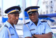 Death in Paradise – Dwayne Myers (Danny John-Jules, l.) und JP (Tobi Bakare, r.) beim gemeinsamen Einsatz.