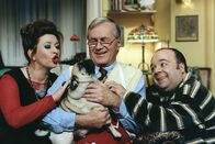 Lukas – Coco (Katja Bellinghausen, l.), Ludwig (Hansjoachim Krietsch, M.), Lukas (Dirk Bach, r.) und ein süßer Mops.
