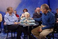 "Quer" mit Röbi Koller - 20 Jahre danach – Lucien Mühlethaler (m.) und sein Vater bei Röbi Koller (r.) in der Sendung