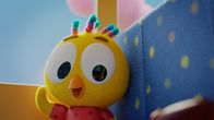 Team Nuggets – Im Bus freut sich Karla riesig darauf, ihrer Klasse ihre neuen regenbogenfarbenen Locken zu zeigen.