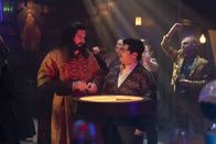 What We Do in the Shadows – Nandor (Kayvan Novak, Mitte l.); Guillermo (Harvey Guillén, Mitte)