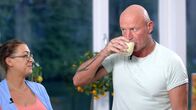 Die Ernährungs-Docs – Gemüse-Smoothie statt gelber Limo: Björn M. soll gesund in den Tag starten, zum Bespiel mit einem Drink aus Wirsing, proteinhaltigem Skyr, Orange, Limette, zwei Datteln und etwas Mandelmus.
