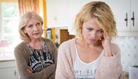 Akte Ex – Die unglückliche Kristina Katzer (Isabell Gerschke, r.) erzählt ihrer Mutter Elli Katzer (Rita Feldmeier, l.) von Hundts One-Night-Stand.