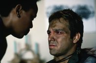 Extremities – Mit Patricia (Alfre Woodard, l.) ist nicht zu Spaßen - das bekommt auch Joe (James Russo, r.) deutlich zu spüren ...