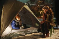 Last Man Standing – Anstatt sich bei ihrer Mutter Vanessa (Nancy Travis, r.) für die Anschuldigung als Umweltsünderin zu entschuldigen, bleibt Eve (Kaitlyn Dever, l.) stur und campt lieber im Garten ...