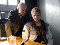 Tatort – Kann Bienzle (Dietz-Werner Steck) dem Verdächtigen Kai Anschütz (Tobias Schenke) glauben, dass er nichts mit dem Mädchenmord zu tun hat? Anschütz beharrt auf seinem Alibi und hält sich für unrechtmäßig verfolgt.