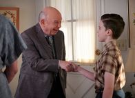 Young Sheldon – (v.li.) Wallace Shawn (Dr. Sturgis), Iain Armitage (Sheldon Cooper).
