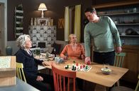 Rote Rosen – Sandra (Theresa Hübchen, M.) ist irritiert, als Bernd (Tim Olrik Stöneberg, r.) auf ihre Neckereien überreagiert (mit Edelgard Hansen, r.).