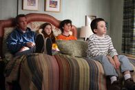 The Middle – Frankie überzeugt Mike (Neil Flynn, l.), Sue (Eden Sher, 2.v.l.), Axl (Charlie McDermott, 2.v.r.) und Brick (Atticus Shaffer, r.), einen japanischen Austauschstudenten aufzunehmen ...