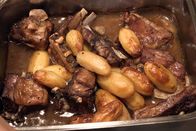 Zu Tisch ... – Das Schöpserne (Schafbraten) ist ein traditionelles Herbstessen im Salzburger Land und wird mit frischer Meerrettichsoße und Wildpreiselbeeren serviert.