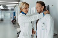 Der Bergdoktor – Dr. Alexander Kahnweiler (Mark Keller) ist überrascht von der überschwänglichen Freude von Dr. Angelika Rüdiger (Annika Ernst).