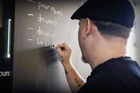 Mission: EAZ – Mission: EAZ Wenn ein Rapper Französischunterricht gibt Staffel 1 Folge 2 Rapper EAZ muss Französisch in einer Oberstufenklasse unterrichten. Copyright: SRF