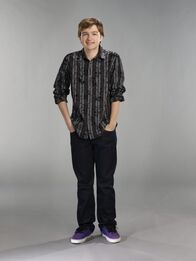 Two and a Half Men – (9. Staffel) - Der etwas begriffsstutzige Jake Harper (August T. Jones) liebt das Essen und Fernsehen ...