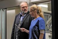 Der Alte – Hauptkommissar Richard Voss (Jan-Gregor Kremp) und Dr. Franziska Sommerfeld (Christina Rainer).