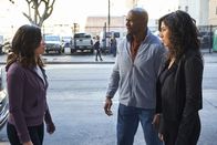 Brooklyn Nine-Nine – (v.l.n.r.) Alicia (Gina Rodriguez); Terry Jeffords (Terry Crews); Rosa Diaz (Stephanie Beatriz)
