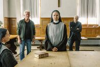 Tatort – Schwester Barbara (Corinna Harfouch, mittig) will ihre Nonnen vor den Kommissaren Ivo Batic (Miroslav Nemec, links) und Franz Leitmayr (Udo Wachtveitl, rechts) schützen.