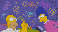 Die Simpsons – Als Homer (l.) in der Zeitung liest, dass die Stadt das Feuerwerk zum diesjährigen Nationalfeiertag abgeblasen hat, fantasiert er darüber, dass er selbst etwas Tolles organisieren wird - doch Marge (r.) bringt ihn unsanft auf den Boden der Tatsachen zurück: Er soll lieber erst einmal die Glühbirnen im Hinterhof austauschen ...