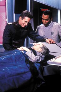 Babylon 5 – Jeffrey Sinclair (Michael O'Hare,l.), Dr. Stephen Franklin (Richard Biggs) und Delenn (Mira Furlan).