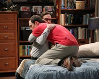 The Big Bang Theory – Als Sheldon (Jim Parsons, l.) mit dem Tod von Professor Proton nicht klarkommt, versucht Leonard (Johnny Galecki, r.) alles, um für ihn da zu sein ...