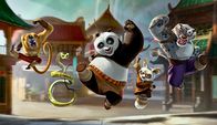 Kung Fu Panda – Unerwartet wird er ausgewählt, um eine alte Prophezeiung zu erfüllen. Doch dafür muss der große Panda Po (M.) eine alte Kampfkunst erlernen. Mit von der Partie sind seine Freunde, die "Furiosen Fünf" (v.l.n.r.): Affe, Schlange, Shifu, Tiger.